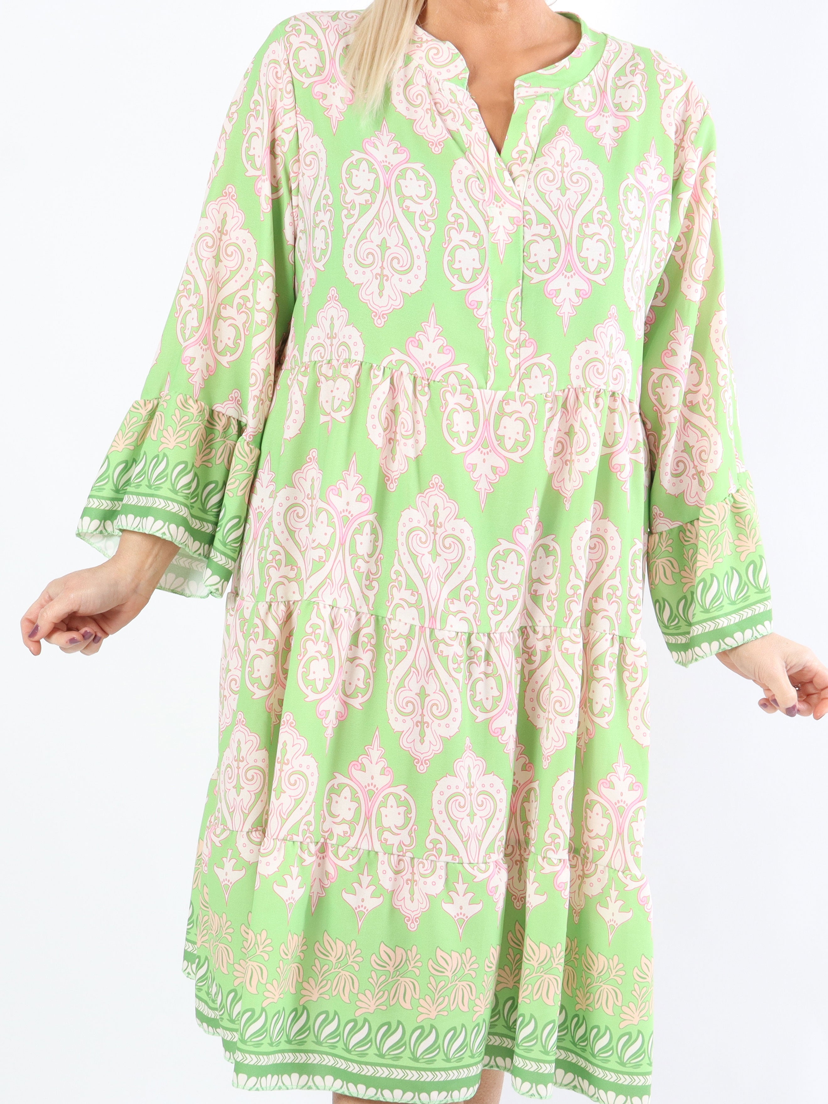 Vigdis - Sød mønstret plus size kjole i lag på lag look